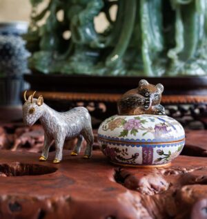 Lot de deux cloisonnés - Chèvre et Boîte tanuki