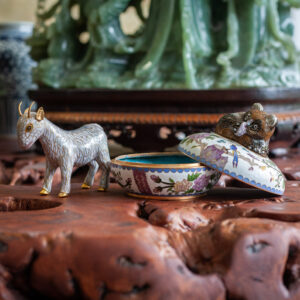 Lot de deux cloisonnés - Chèvre et Boîte tanuki