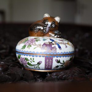 Lot de deux cloisonnés - Chèvre et Boîte tanuki