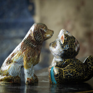 Les Deux Compagnons - Chien et Tanuki - en cloisonné