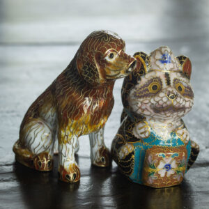 Les Deux Compagnons - Chien et Tanuki - en cloisonné