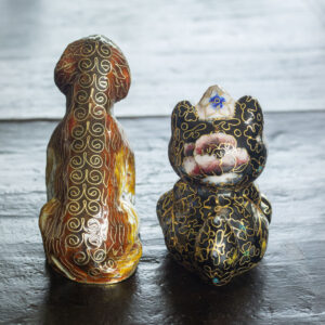 Les Deux Compagnons - Chien et Tanuki - en cloisonné